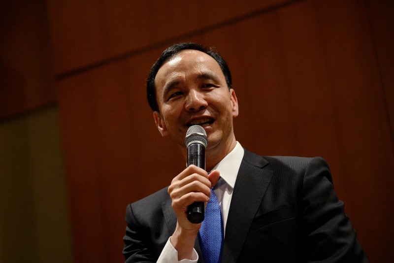 從中國回來的朱立倫，面對台灣政壇的評論，他「訝異反對黨還有上一世紀的歷史情仇」。朱立倫的這番言論，足以說明國民黨是一個沒有反省能力、自我感覺良好的政黨。（法新社）