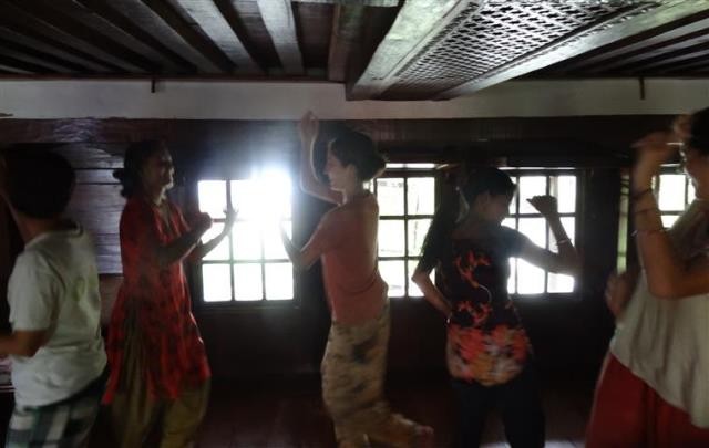 關於災後心靈照護這塊，礙於語言不通，能做些什麼還需要專業心理師的意見。不過災後念慈曾帶她的婦女員工們到附近的度假村，參加「以舞蹈釋放女性壓力與能量」的工作坊（作者提供）