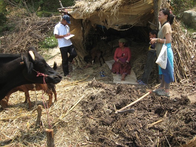 友人念慈（圖右一）在地震之後，決定留下來在她工作坊所在的村莊幫助進行村落重建。她一開始的行動並非直接投入物資，而是挨家挨戶逐一訪查。（作者提供）