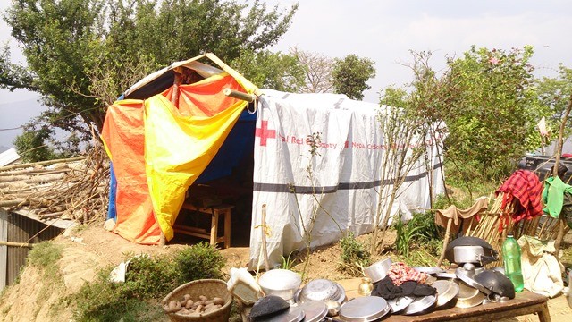 他們自行準備帳篷或塑膠布搭建臨時住所，從家裡帶來瓦斯和火爐，烹煮膳食。（作者提供）