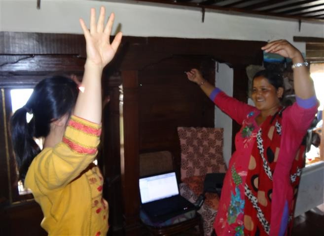 臨行前婦女們還發現了一張大跳床玩得不亦樂乎（作者提供）