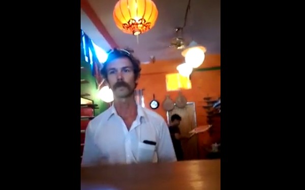 外籍老闆遭客人辱罵的影片在網路瘋傳。（圖擷取自vidme）