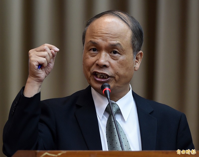 財政部長張盛和表示，台灣GDP（經濟成長率）從0.7%增長到3.74%，事實上台灣薪資水準已倒退17年。（記者簡榮豐攝）