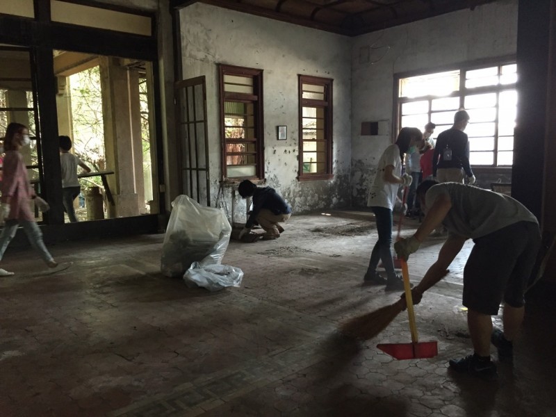 鹿港青年在網路發起的金銀廳打掃活動，以不帶走任何物件為前提將空間原有的腐舊家具與書籍等分類整理。（彰化縣保鹿運動協會）