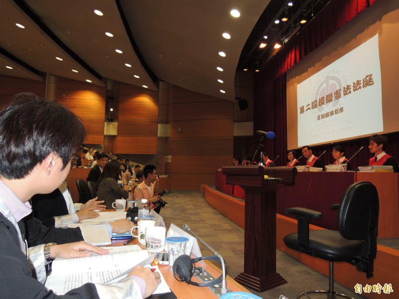 日前臺北律師公會與各界人士更共同籌組第二屆模擬憲法法庭，顯示出實務與學術界，就是希望就死刑議題展開深度的討論。（記者項程鎮攝）