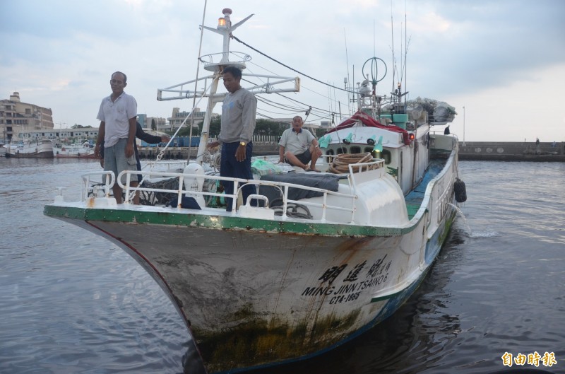 上月25日晚間六時許，明進財6號漁船於巴士海峽，漁船作業南界以北8海浬處遭菲律賓公務船攔截並攜帶槍械強行登船。（記者葉永騫攝）