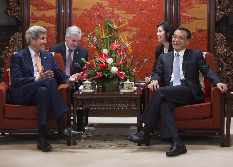 美國和中國嘗試建立各種對話機制，管理雙方的競合關係，但最大問題在於許多傳統的爭議還沒有解決，新興爭議卻又不斷浮現。圖為5月份美國國務卿凱瑞與李克強會晤。（AFP）