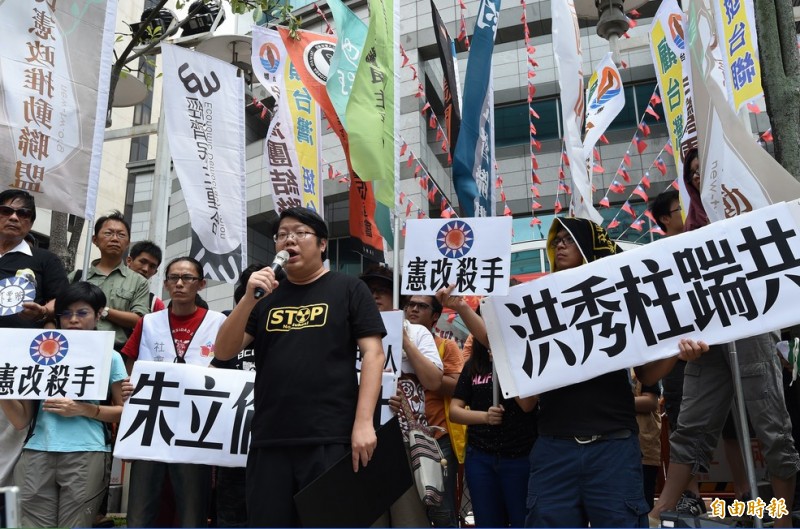 國民黨17日舉行中常會，公民推動憲政聯盟等憲改團體前往國民黨中央黨部抗議，譴責國民黨綁架修憲案。（記者簡榮豐攝）