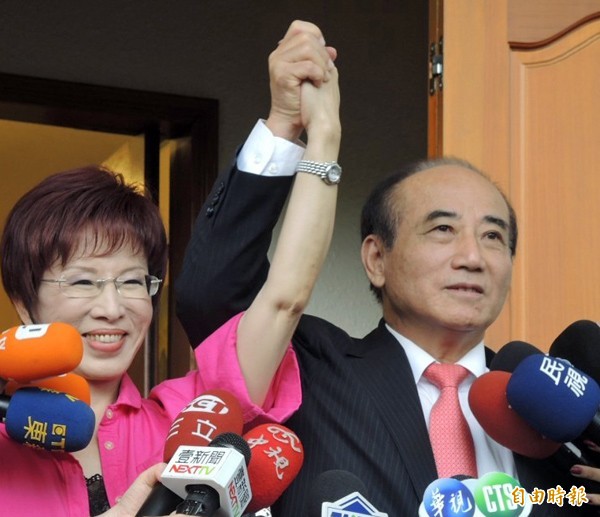 圖為王金平拉起洪秀柱的手，高喊三聲「義不容辭」。（資料照，記者曾韋禎攝）