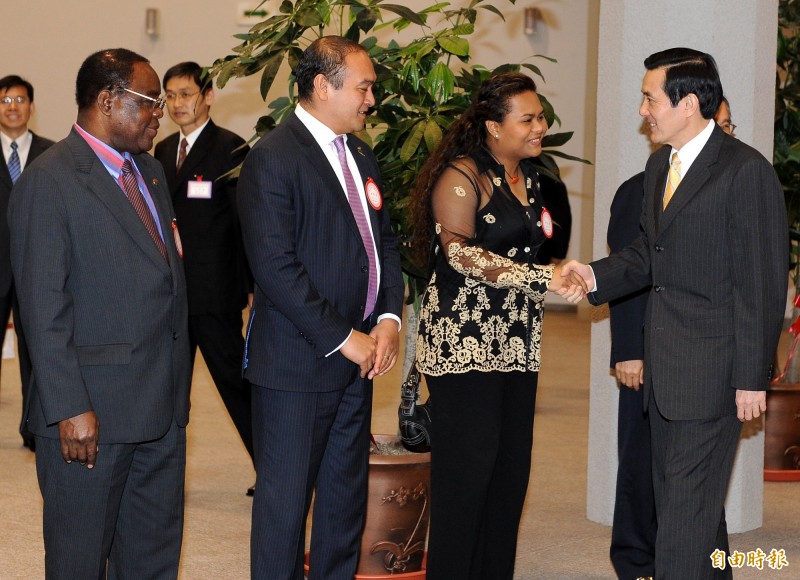 總統出訪所費的人力物力不貲，給的援外款更不能小氣。這樣看來，不管為政治的實質或媒體效果，馬英九此次出訪皆非是理性之舉。（圖為馬英九2010年率團出訪南太平洋邦交國，記者朱沛雄攝）