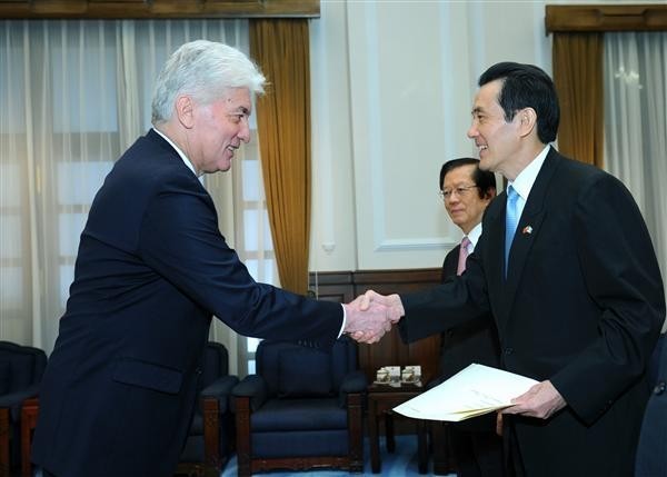 瓜地馬拉駐台大使杜瓦德（左）將調任赴墨西哥擔任大使。（圖:總統府）