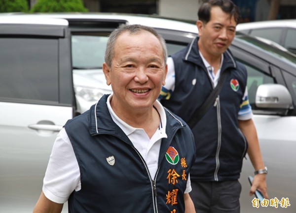 苗栗縣長徐耀昌（前）。（資料照，記者鄭鴻達攝）