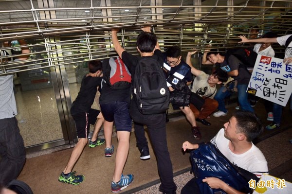 北區高中生反黑箱課綱團體約50多人，7月13日下午3點臨時來到教育部國教署台北辦公室門外，試圖進入陳情。（記者羅沛德）