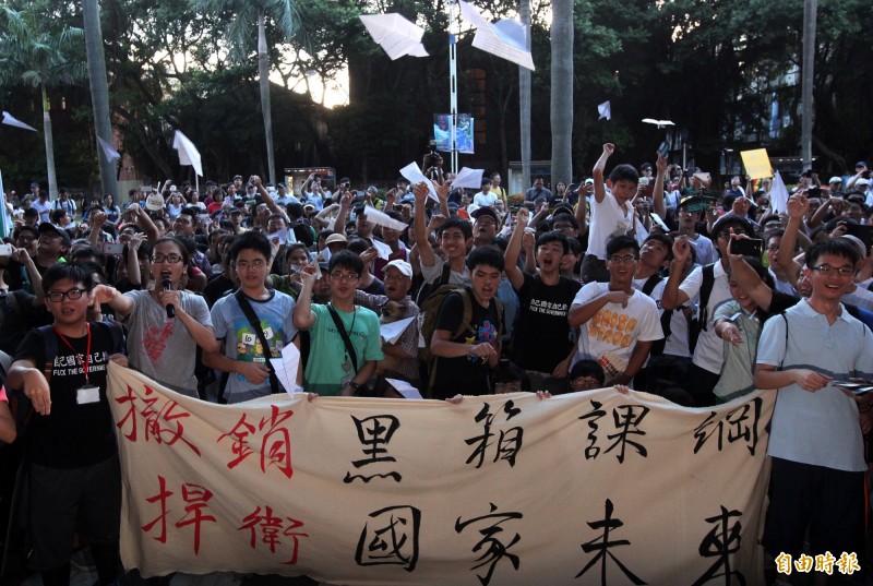 「一零三課綱」修訂過程的爭議性過大，間接造成以高中學生為代表的抗議團體，透過衝撞「國家機器大門」來表達衝撞「不當意識形態」的決心。（記者簡榮豐攝）