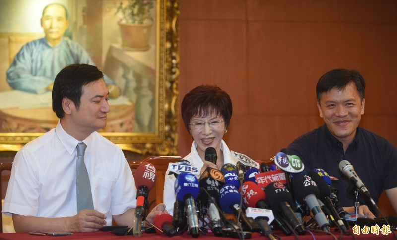 國民黨總統準參選人洪秀柱在臉書發文表示：「台灣不是希臘！」希望蔡英文和民進黨不要渲染希臘問題，批評台灣年金改革。（記者劉信德攝）