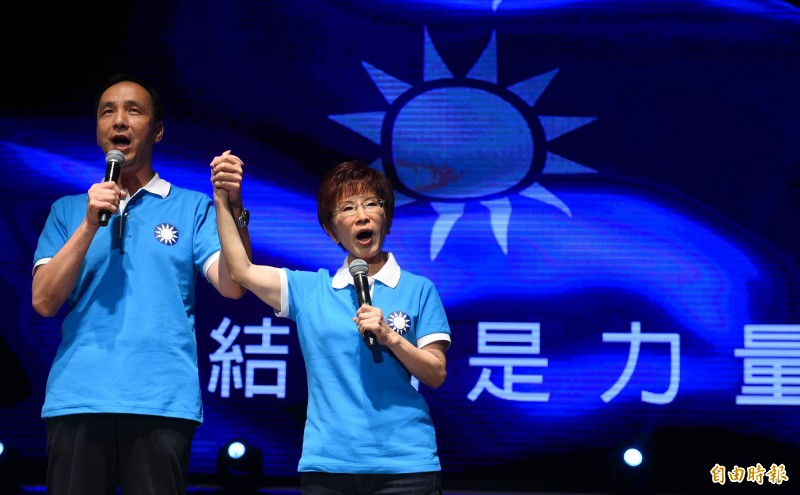 國民黨全代會於19日召開，洪秀柱發表參選演說，特別強調表示如當選總統，將依循國民黨政綱，在「九二共識」的基礎上，鞏固、深化、推動兩岸的和平發展。（記者張嘉明攝）