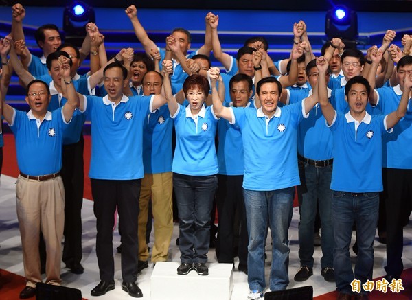 總統馬英九（前右二）、國民黨主席朱立倫（前左二）、國民黨總統參選人洪秀柱（前中）。（記者張嘉明攝）