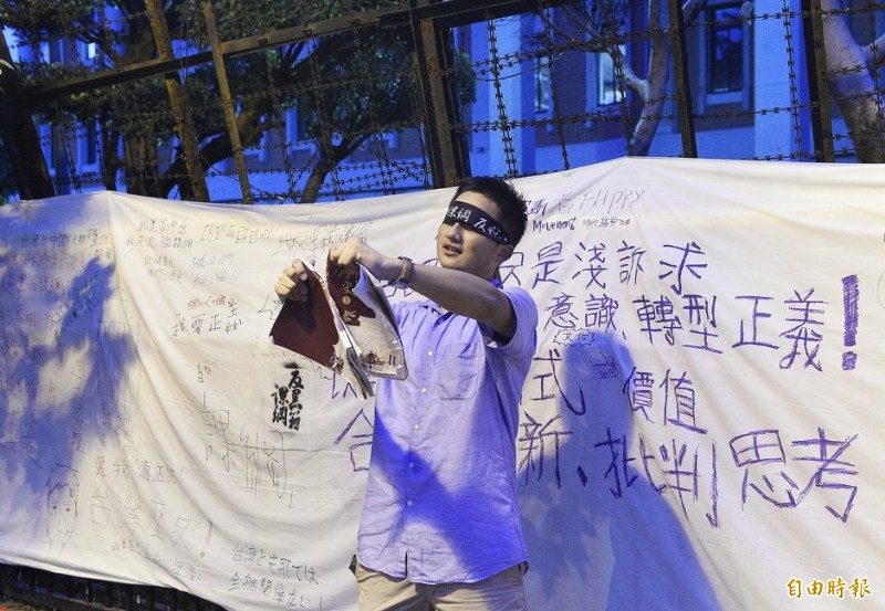 北區反課綱高校聯盟等多個學生團體發動7月22日包圍教育部活動，抗議的學生在白布前蒙上雙眼撕掉歷史課本表達訴求。（記者陳志曲攝）