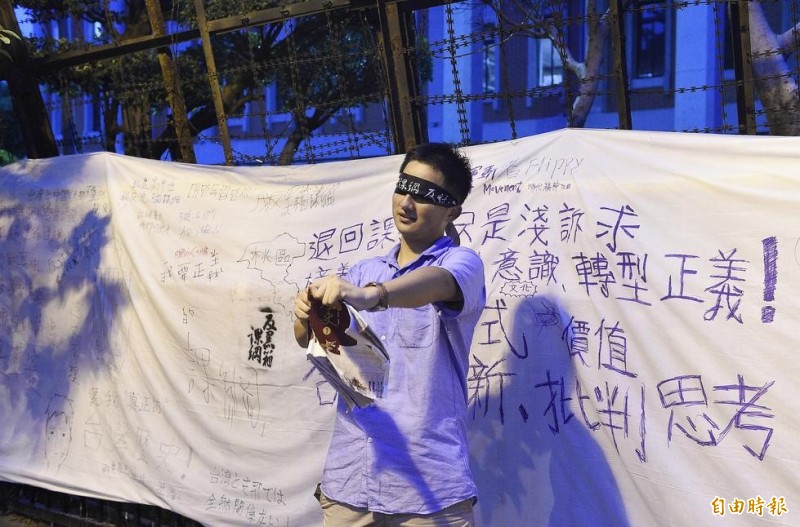 教育部課綱微調的內容，已違背教育原則，失去教育意義的行徑。（記者陳志曲攝）