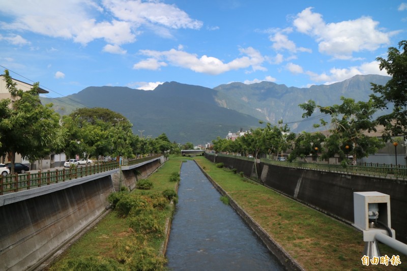 因為颱風，朝野難得有了共識，這颱風把藍綠變得和諧得像幅畫。（記者王錦義攝）
