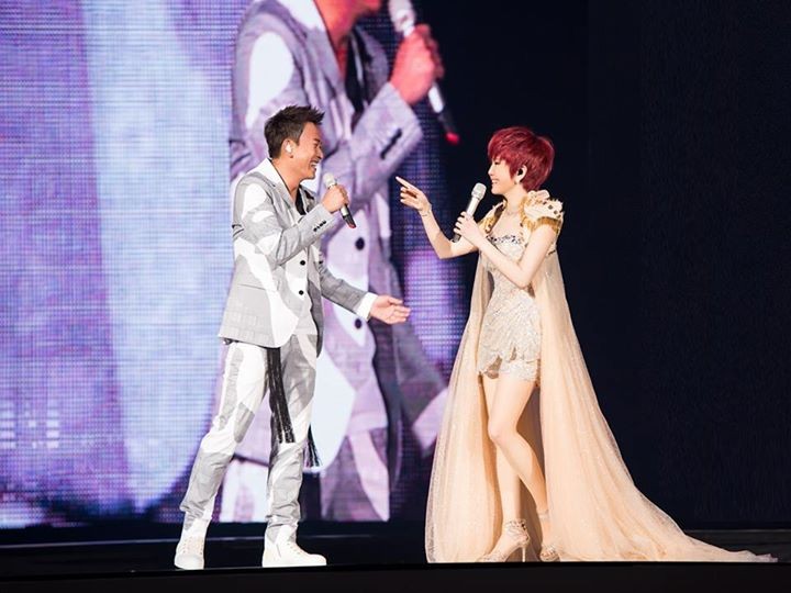 二姊知道「家後」原來是王識賢給鄭進一的點子，而且原本還是要王識賢唱的歌，忍不住笑著問王識賢有沒有後悔？王識賢說他沒有後悔，因為這歌本來就是屬於二姊的。（圖：作者提供）