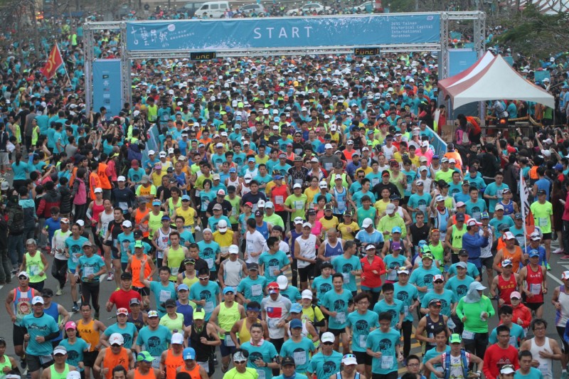 別以為馬場上都是瘦子，事實上，許多人雖然南來北往地跑馬拉松，但是體重並沒有想像中的纖細。（圖為台南古都馬拉松，記者黃文鍠攝）