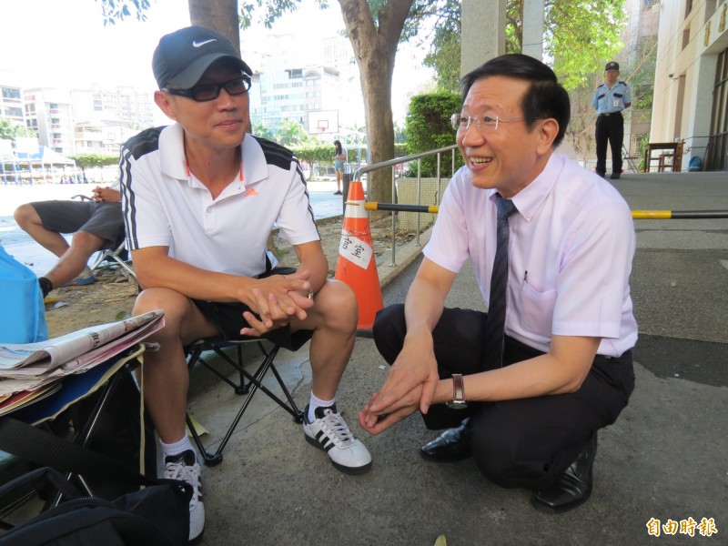 不同直轄市的教育部長對議題作了回應，如果妳是老師，妳會追隨哪一位？圖右為台中教育部長顏慶祥。（記者蘇孟娟攝）