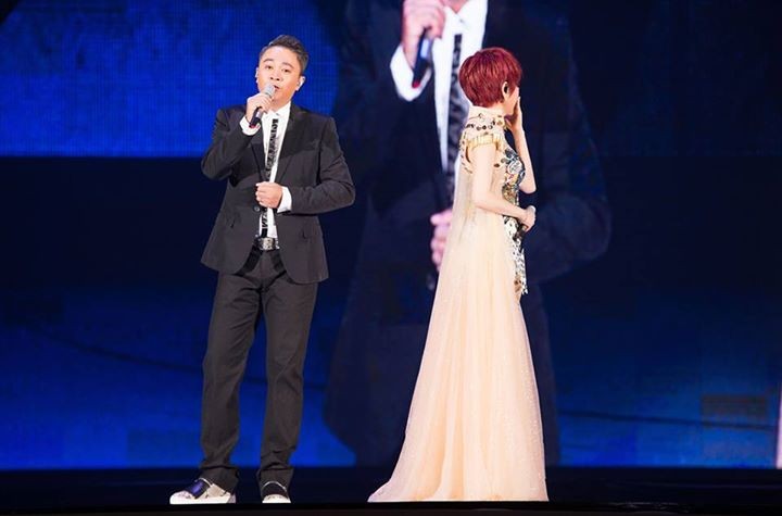 光是聽楊宗憲唱《誰人甲我比》，她已忍不住要背對著觀眾擦眼淚，轉回身來還必須要先深呼吸，喘口氣，才能壓抑住悲傷。（作者提供）