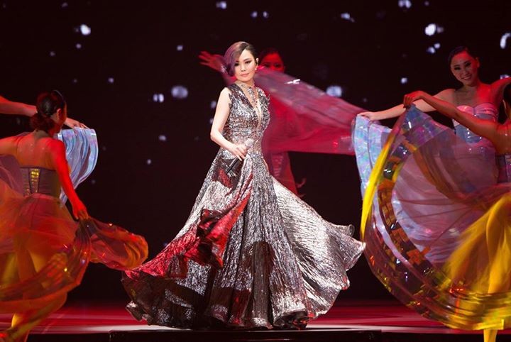 當二姊唱完歌消失於舞台前，台下歌迷仍依依不捨，掌聲不斷。