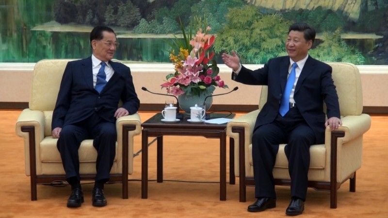 謊言相聲，一搭一唱好不愉快，說不定連戰還能搞個「首任特首」坐坐，也不賴。（中央社）