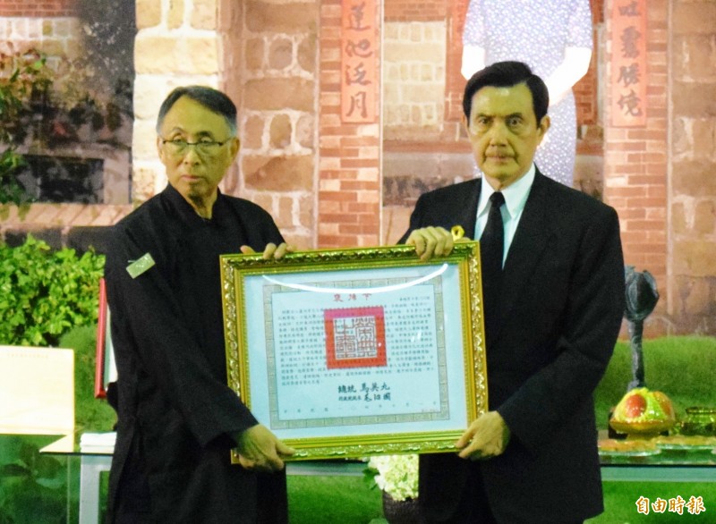 馬總統於參觀「李友邦將軍與嚴秀峯女士抗日史料展」中致詞，一批李、二不提連、三不講李友邦死亡的原因。圖為總統馬英九日前參加李友邦將軍遺孀嚴秀峰女士公祭。（記者陳韋宗攝）