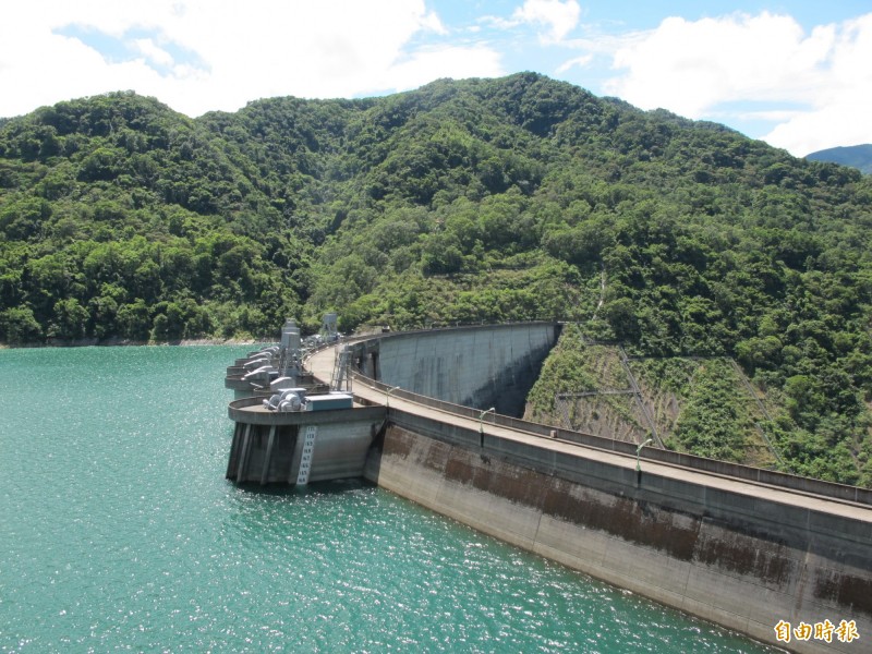 建水庫、設水力發電都會帶給環境很大的衝擊，台電早說不可行，現在又是怎麼回事？ （此為翡翠水庫一景，示意圖，記者陳慰慈攝）
