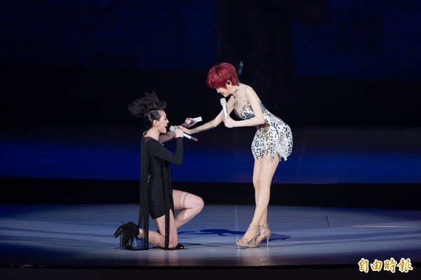 小S下跪請求二姊反悔。（寬宏藝術提供）