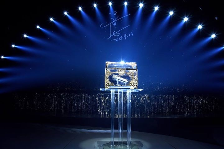 封麥了，曲終人散了，高雄巨蛋的舞台上留下了二姊的簽名「江蕙，2015.9.13」。（寬宏藝術提供）