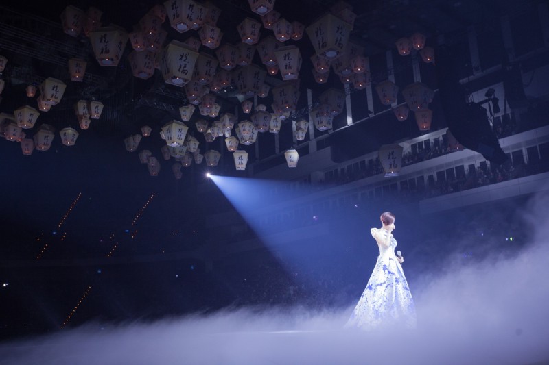 最後一場，二姊止不住哽咽，台下觀眾也頻頻拭淚。（寬宏藝術提供）