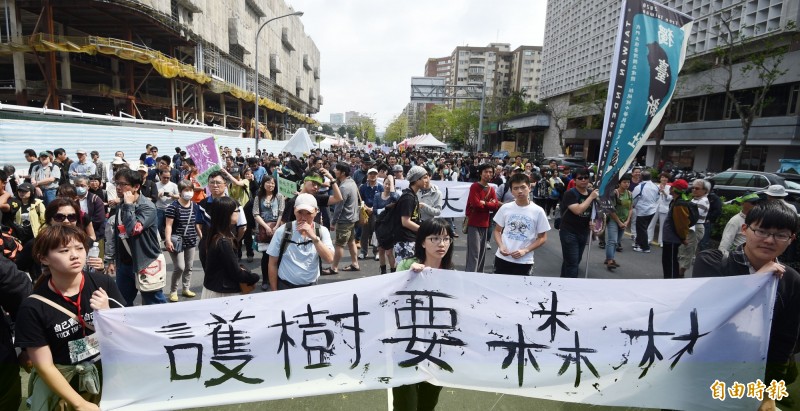 護樹運動中，參與者藉由集體意識的凝聚與串連，增進對當地的瞭解與情感連結，進而得到對於當地的認同感，願意為地方付出。（記者王敏為攝）