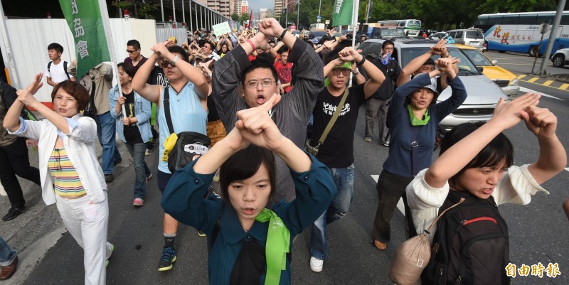 上千位民眾參加松菸護樹聯盟等團體所舉行的425拆蛋大遊行，表達拆蛋建立森林公園的訴求，圖為遊行隊伍行經大巨蛋工地外圍時高舉拆蛋手勢。（記者王敏為攝）