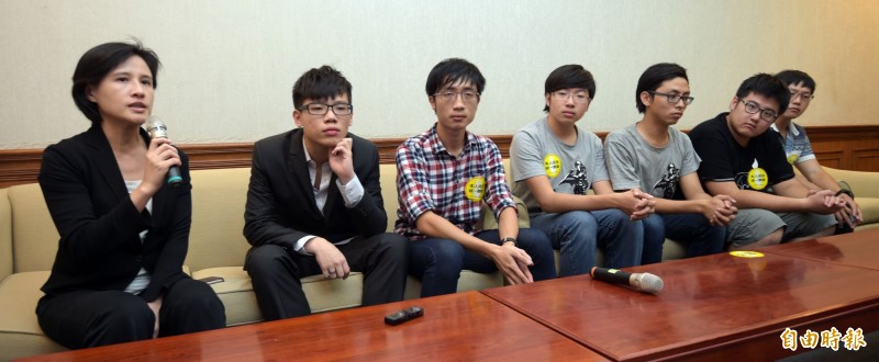 立委鄭麗君（左一）２４日與反課綱學生召開記者會，反駁教育部長吳思華在教育委員會中的說詞，並說明以後反課綱運動的走向。（記者王敏為攝）