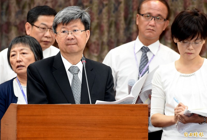 教育部長吳思華（左三）24日在立法院教育委員會答覆立委針對課綱議題質詢，身旁多位幕僚待命解圍。（記者朱沛雄攝）