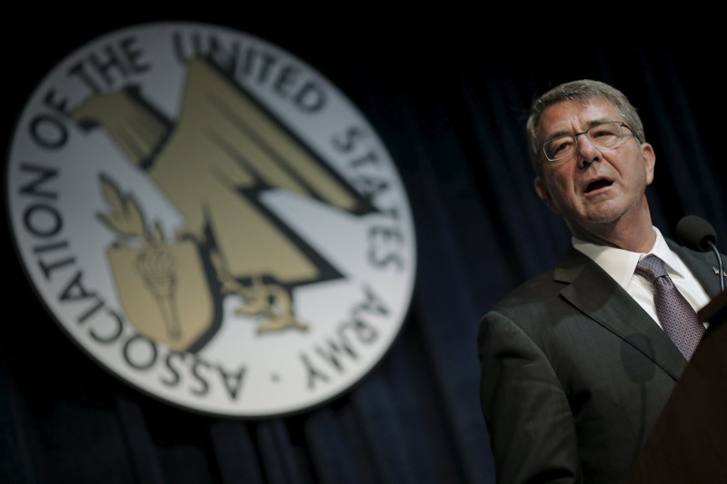 在習近平主動宣稱中國並無意圖將南海島礁軍事化後，美國國防部長卡特（圖）表示，只要國際法允許，美國軍隊可以在任何地方航行或飛行，包括南海。（REUTERS）