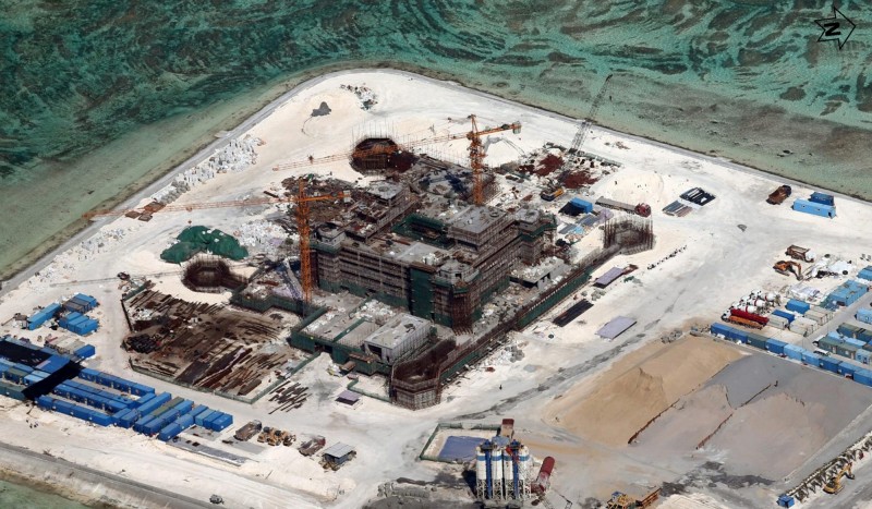 美國及菲律賓等國一再主張中國所占島礁為低潮高地，在低潮高地上建築工事就是人工島，僅能擁有半徑500公尺的安全地帶，不能擁有領海。（EPA）