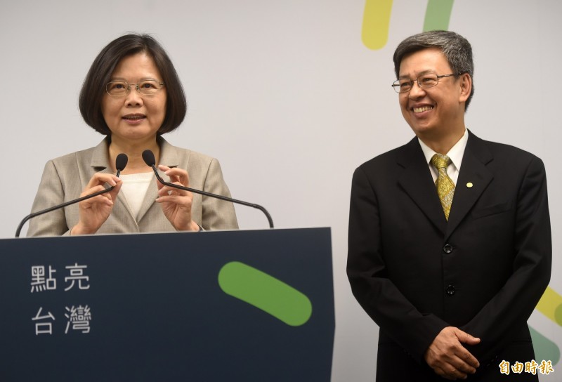 民進黨總統候選人蔡英文的副手（右，陳建仁）一公布，國民黨籍立委各個見獵心喜，唯獨一盤盤冷飯，還能怎麼吵？（記者簡榮豐攝）