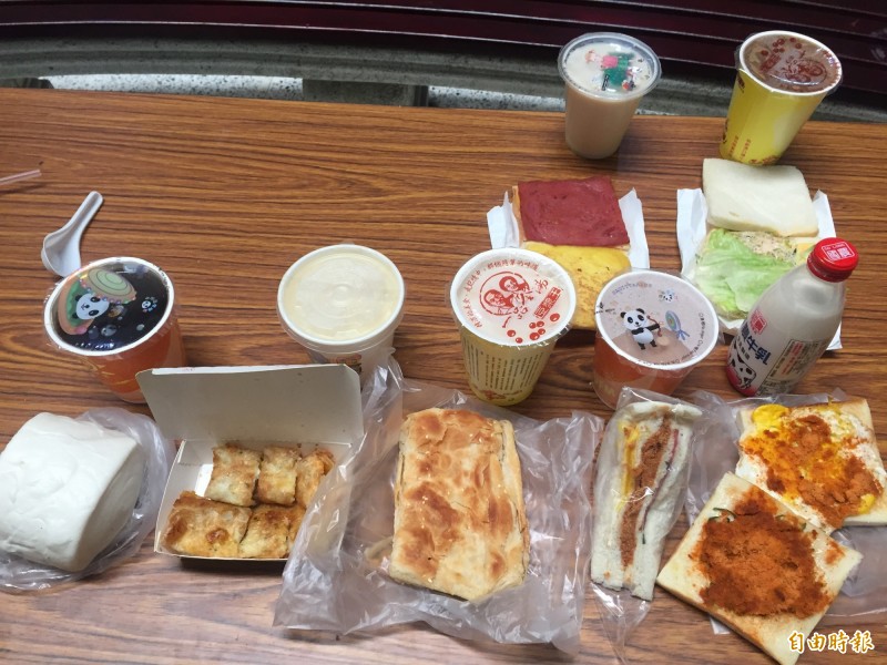 關於排便，民間存有許多偏方，但最常聽到的偏方就是：早餐店的冰奶茶。（資料照，記者林近攝）
