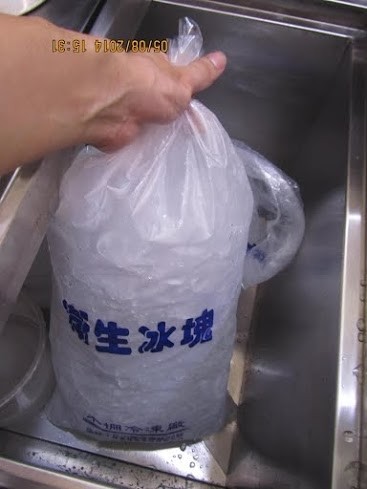 整個冷飲製作的過程中，最容易被操作人員雙手污染的就是冰塊，而最常見的病原菌污染就是大腸桿菌，大腸桿菌吃了當然會挫塞。（新北市衛生局提供）