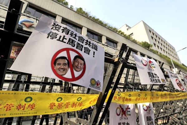 馬政府一味傾中，兜售所謂的「九二共識」，卻對紅色供應鏈造成的危機視若無睹。（歐新社）
