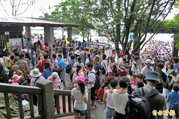 馬政府大量引進中客後，日月潭、太魯閣等觀光勝地的觀光品質大幅下降。圖為日月潭的熱門渡口伊達邵碼頭滿是中客。（資料照，記者劉濱銓攝）