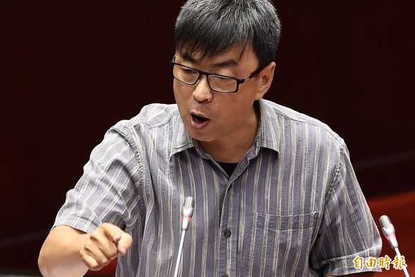 段宜康提出質疑，表示在財產申報出現的債權，王如玄還有6筆交代不清。稍早他更PO出表格資料，諷刺地說：「當王如玄的對手很累，還要兼任她的秘書！」（資料照，記者簡榮豐攝）