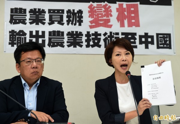 民進黨立委陳亭妃（右）、李俊俋（左）召開記者會，指出朱立倫岳父擔任顧問的基金會，變相輸出農業技術至中國。（記者簡榮豐攝）