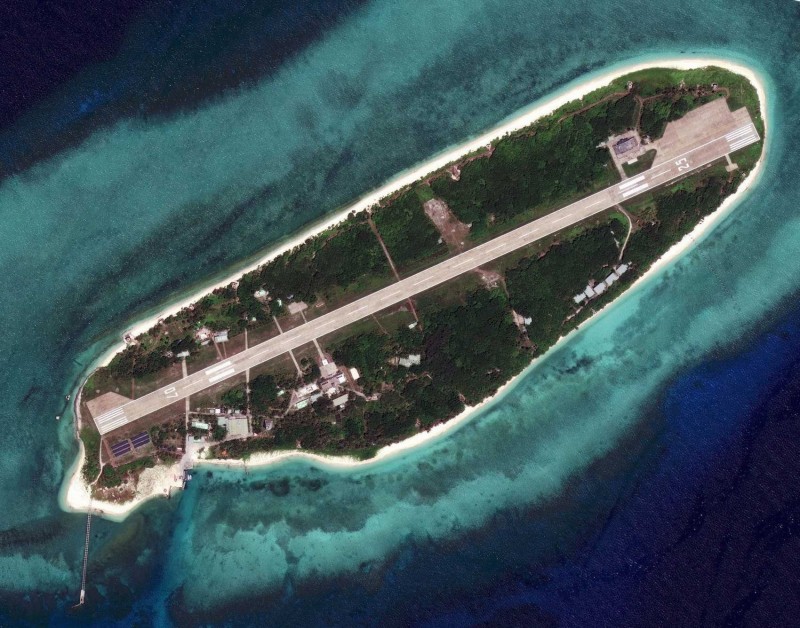 若馬英九去了太平島後，提出的任何有關「南海和平倡議」的路徑圖，到底對和平是否有積極與建設性的意義？如何去落實？其他聲索國願不願意合作？這些具體內容，無法完全說服美國。圖為太平島衛星圖。（圖：網路）