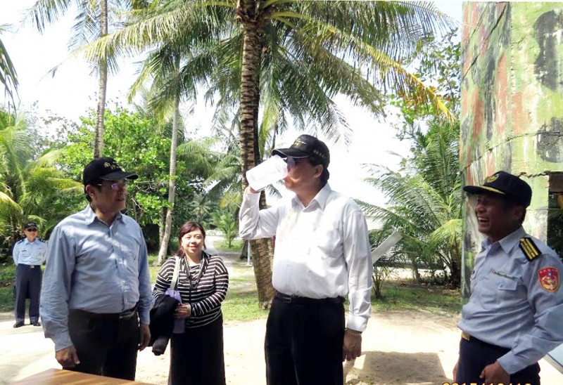 馬英九政府論述「南沙群島、西沙群島、中沙群島、東沙群島及其周遭海域屬中華民國固有領土及海域」，問題不在固有領土的論述，而是在於「周遭海域」的定義。圖為內政部長陳威仁於太平島飲用島上井水。（EPA）